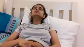 La Fille Sri-Lankaise Desi Montre Ses Gros Seins Et Utilise Un Vibromasseur