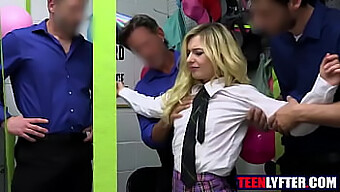 Blond Tínedžerka Prichytená Pri Krádeži V Obchode Je Gang-Bangovaná Ochrankou V Pov