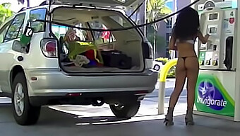 Nikki Brazil Viser Sin Fejlfrie Derriere I Kort Nederdel På Offentlig Tankstation